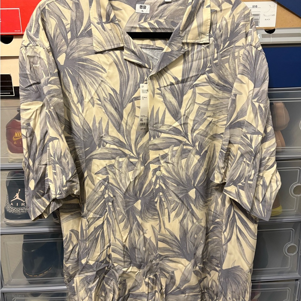 Men's Uniqlo Beige and Gray Leaf Print Shirt